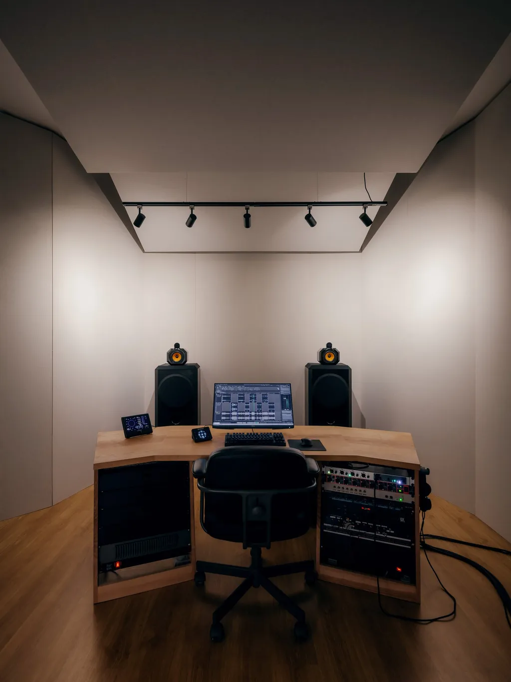 Symmetrical view of the mastering position between the two B&W 801 monitors