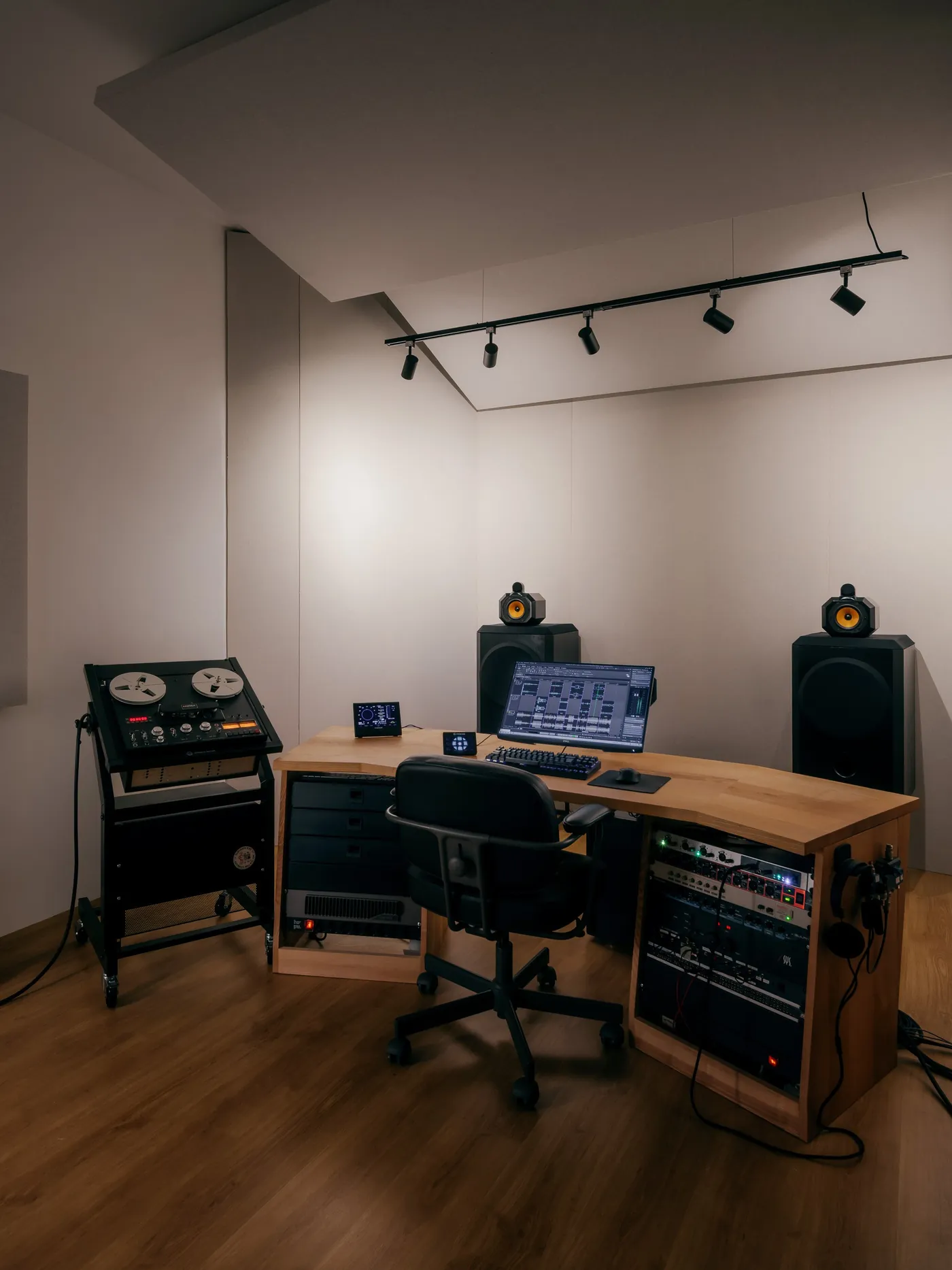 Sala de masterização da Qualia Audio Lab com monitores B&W 801, secretária e gravador de bobines