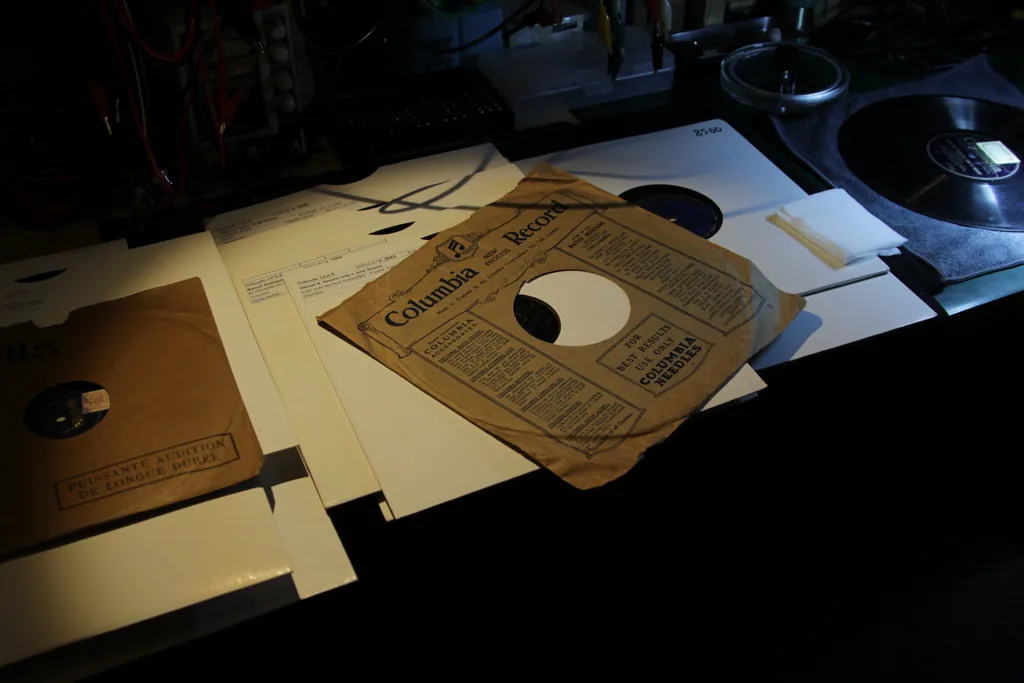 Discos de 78 rpm em capas originais Columbia e de papel dispostos na bancada